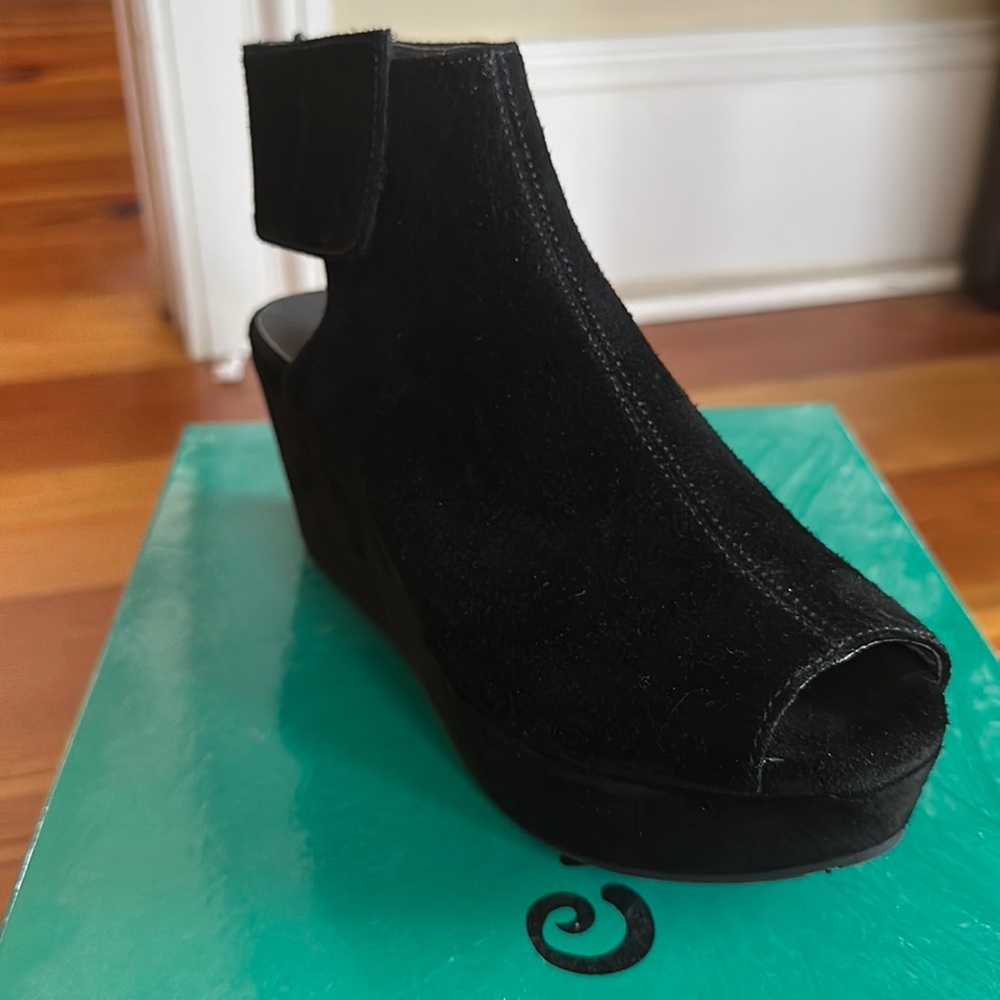 Chocolat Blu shoe, size 7.